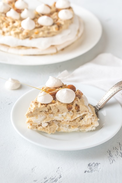 Pavlova cake met karamel en amandelen