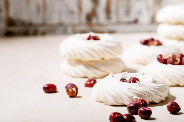 Foto torta pavlova con bacche rosse sul tavolo