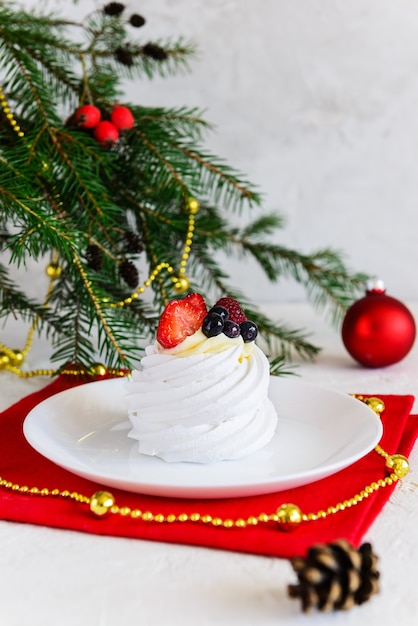 Foto dessert pavlova per il periodo natalizio