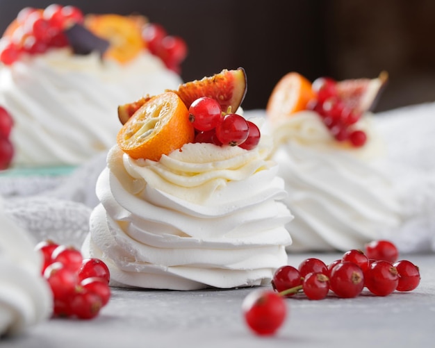 Pavlova-dessert met bessen