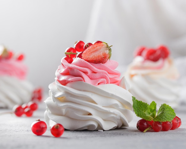 Pavlova-dessert met bessen