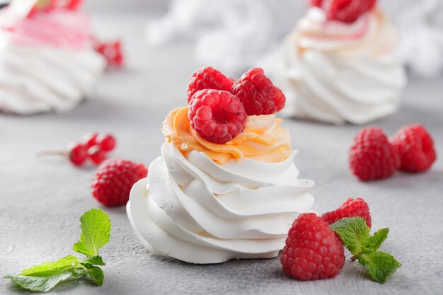 Pavlova-dessert met bessen