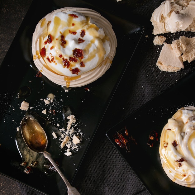 Pavlova-dessert met karamel