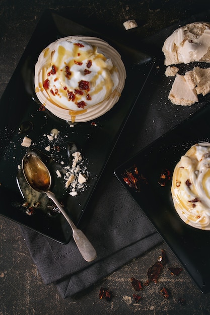 Pavlova-dessert met karamel