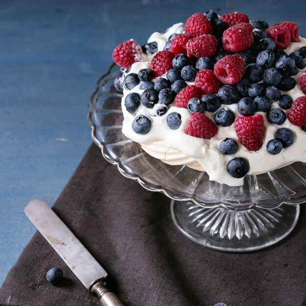 Pavlova-dessert met verse bessen