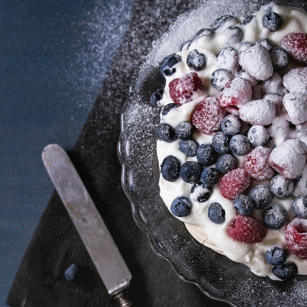 Pavlova-dessert met verse bessen