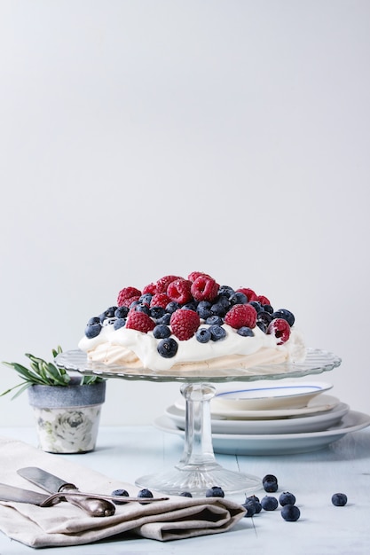 Pavlova-dessert met verse bessen