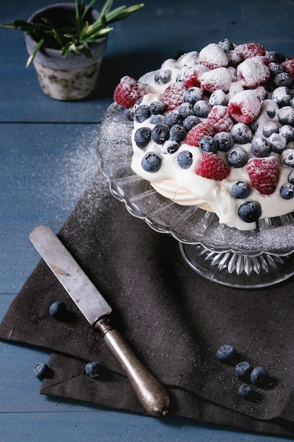 Pavlova-dessert met verse bessen