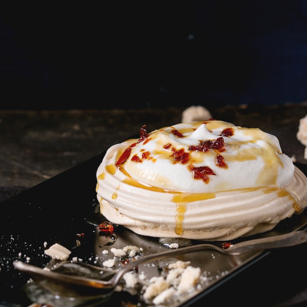 Pavlova dessert with caramel