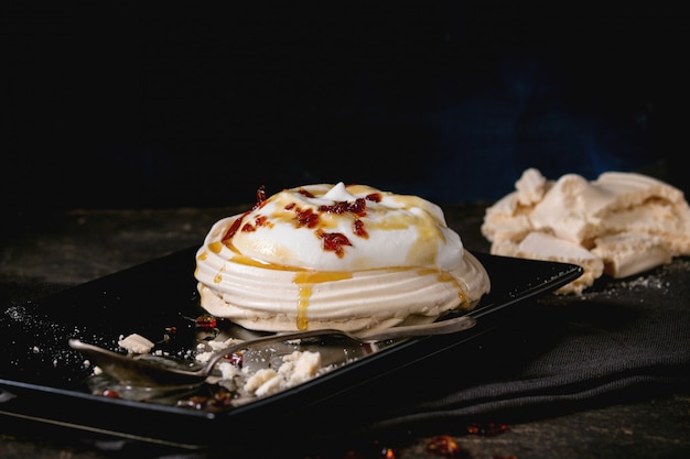 Pavlova dessert with caramel