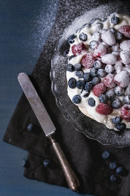 Foto pavlova dessert con frutti di bosco freschi