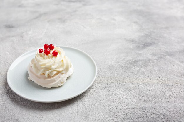 Foto pavlova is een cake op basis van meringue, gegarneerd met fruit en slagroom