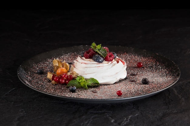 Pavlova is een dessert op basis van meringue, genoemd naar de Russische ballerina Anna Pavlova. Kopieer ruimte.