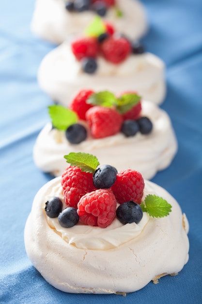 Pavlova meringue cake met room en bes