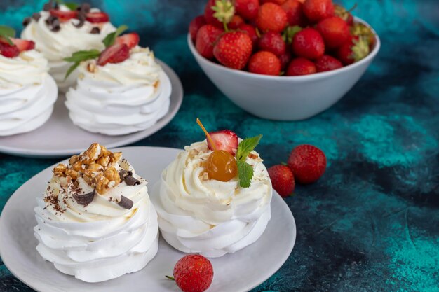 Pavlova meringue taarten met slagroom en verse aardbeien muntblaadjes Selectieve focus