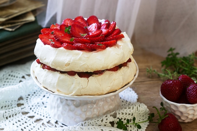 Pavlova meringue zelfgemaakte cake met aardbeien en room