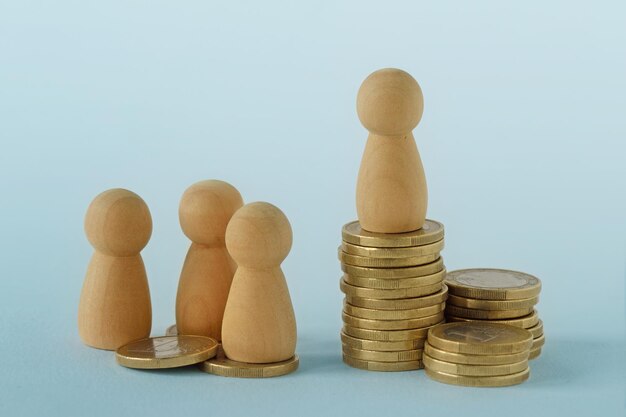 Foto pedine con pile di monete - concetto di disuguaglianza sociale ed economica
