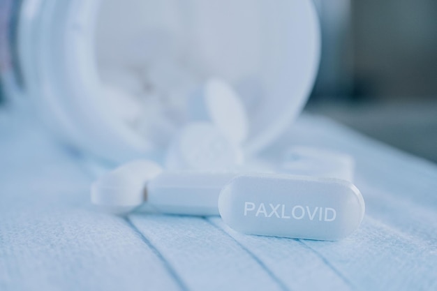 Paxlovid-tabletmedicatie voor behandeling Covid19, mogelijke nieuwe medicijnbehandeling voor COVID 19 Corona-virusclose-up. Therapie voor het Corona-virus. Geneesmiddelen op masker.