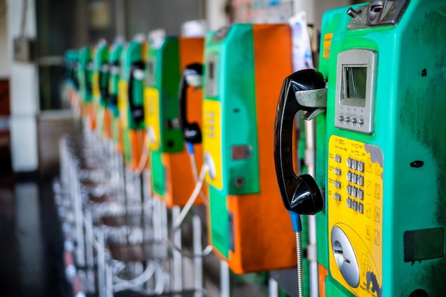 壁に掲げられた電話機
