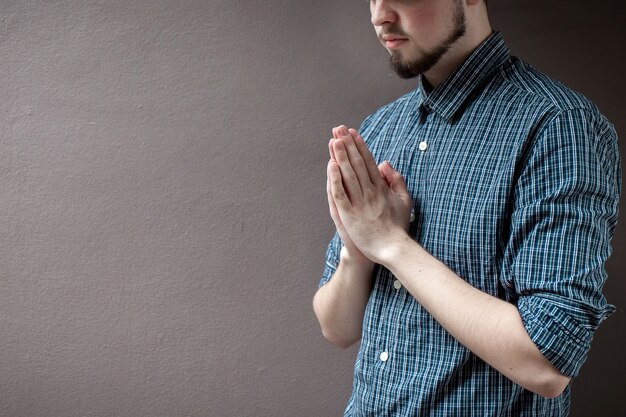 Foto paga rispetto concetto di preghiera per fede spiritualità e religione sfondo grigio.