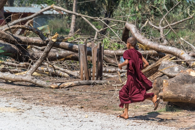 Payathonzu, Myanmar - 2 maart 2018: Mon jonge monnik beginnende runing in Tai Ta Ya-klooster of Sao Roi
