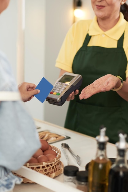 Photo paying for order at food cart