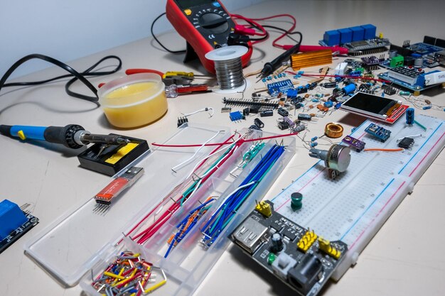 Pc-onderdelen en elektronische onderdelen in een mooi patroon