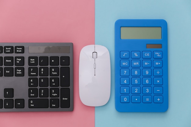 PC-toetsenbord met rekenmachine op roze blauw pastel