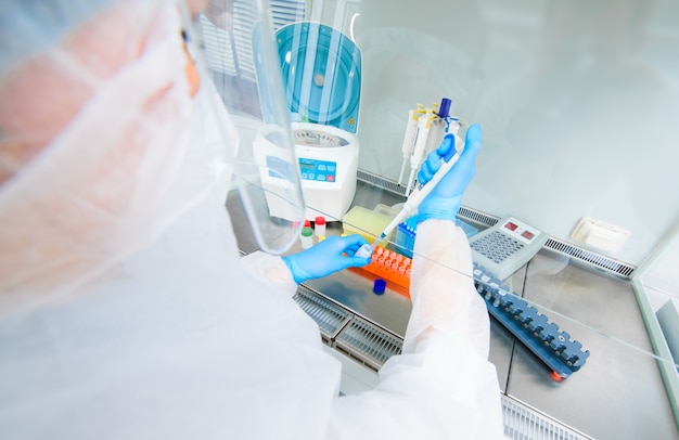 PCR-labmedewerker maakt vaccin tegen covid19
