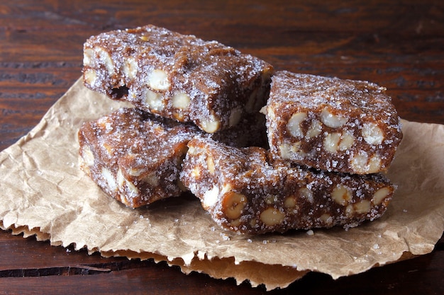 Il pe de moleque al cioccolato è un dolce tipico brasiliano a base di una miscela di arachidi tostate e zucchero di canna