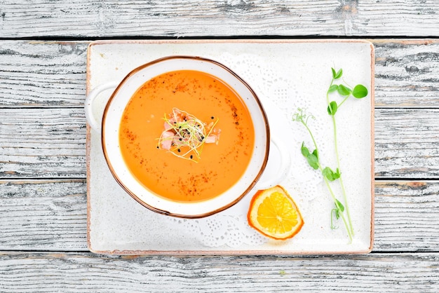 Фото Гороховый суп в тарелке деревенский стиль вид сверху свободное место для текста