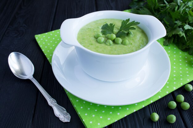 Photo pea soup in the white bowl