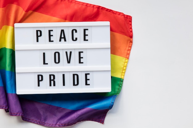LGBT 게이 프라이드 플래그에 평화 사랑 프라이드 라이트박스 메시지