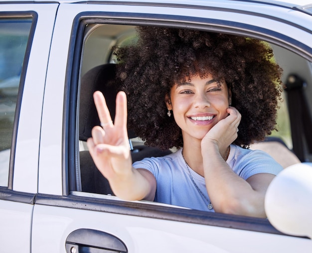 Peace out Снимок красивой молодой женщины, наслаждающейся авантюрной поездкой в машине