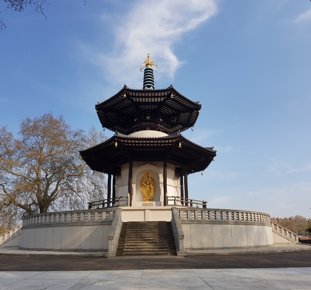 写真 バタシー公園のテムズ川、ロンドン、イギリスの平和塔