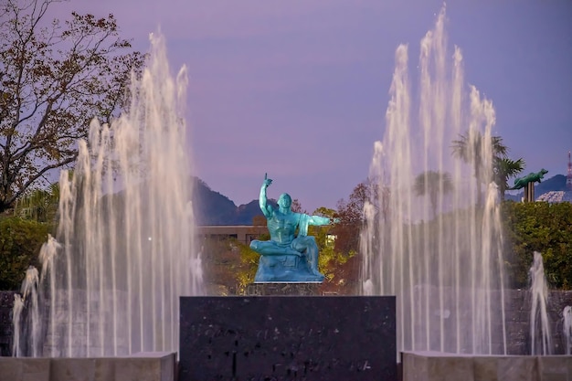 Photo peace statue in nagasaki peace park nagasaki japan