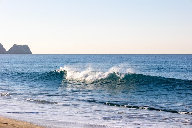 Foto spiaggia tranquilla e vista sul mare