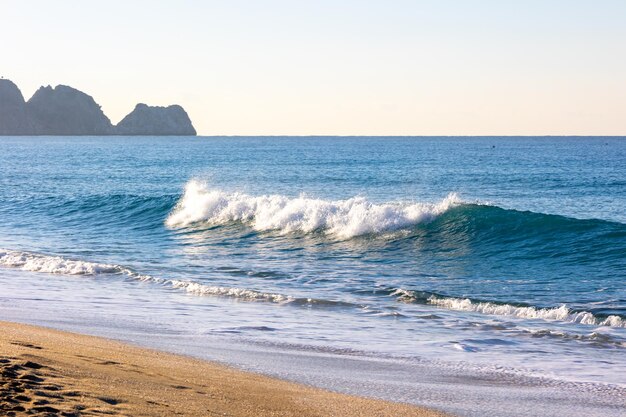 Foto spiaggia tranquilla e vista sul mare