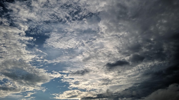 平和な青空の背景写真