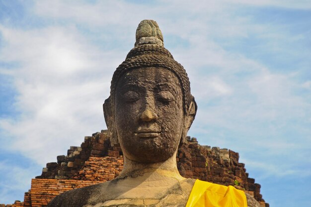 Photo peaceful face of buddha ancient statue in ayudhaya thailand