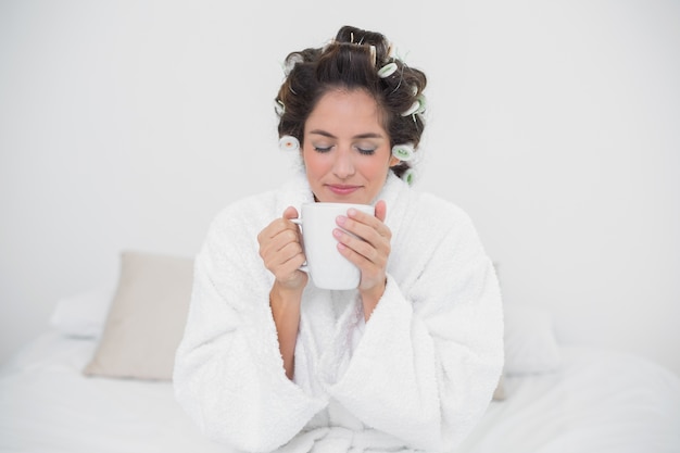 Photo peaceful natural brunette holding a mug