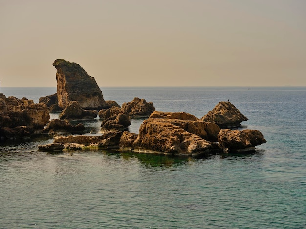 Спокойный вид на море и скалы