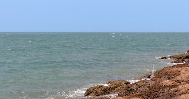 Фото Мирный морской пейзаж красивое голубое небо над спокойным морем морские волны мелкие dofvacation travel concept