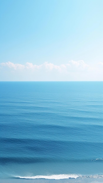 写真 平な海景色 静かな水面上の青い空と静かな反射 垂直のモバイルウォールペーパー