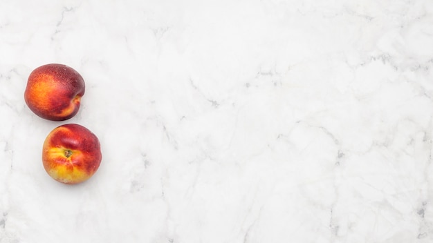 Photo peach fruit on marble background