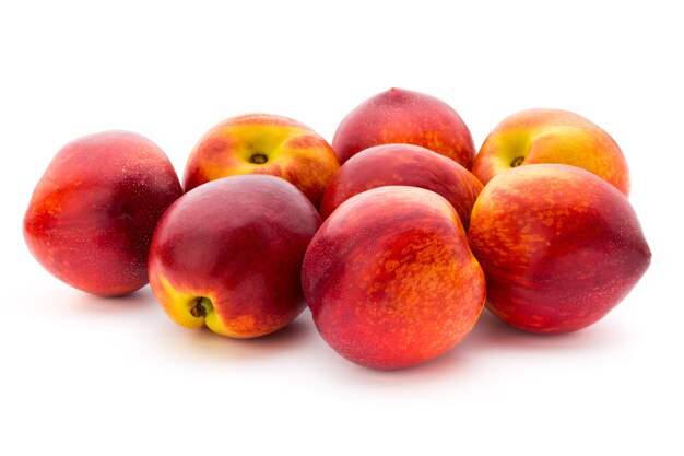 桃。白い表面に孤立した果実。