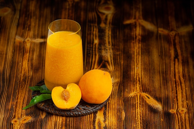 Peach juice is placed on the floor of a wooden board.