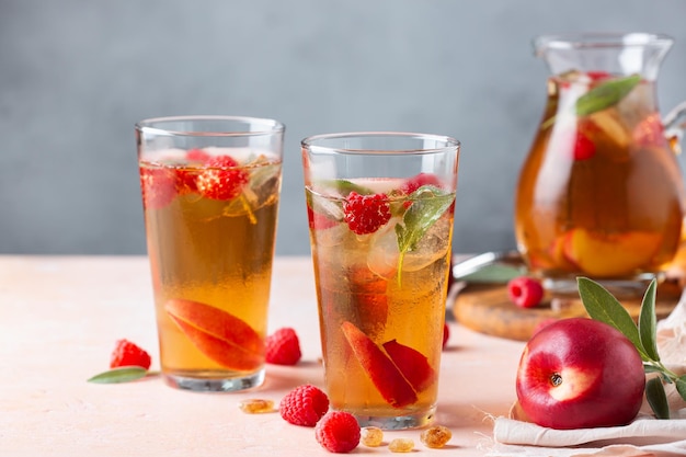 Персиковый чай со льдом и малиной, летний освежающий напиток, коктейль