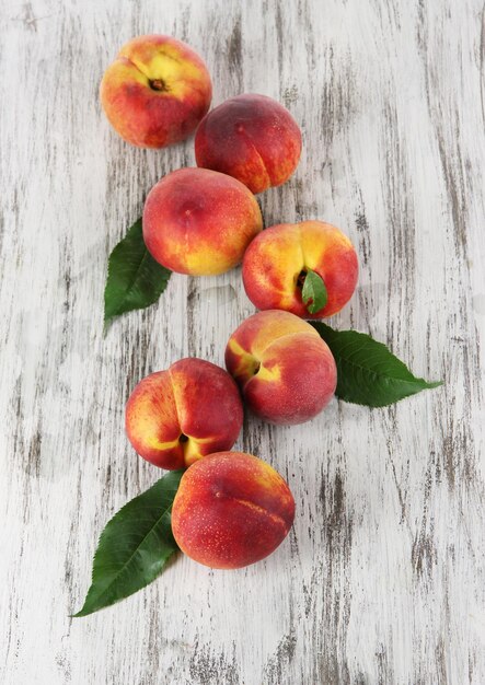 Photo peaches on wooden table