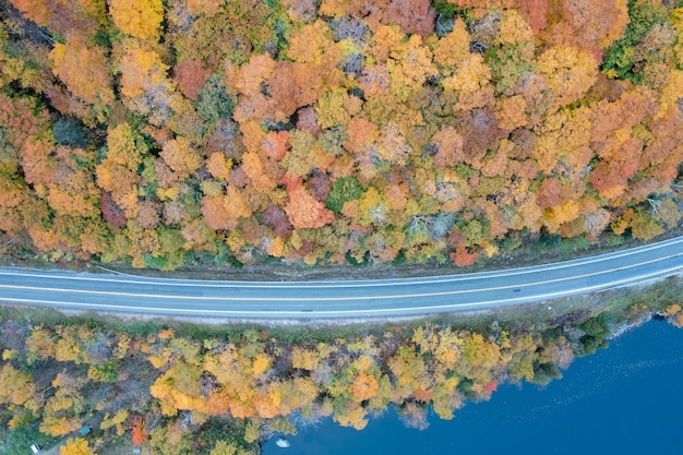 Photo peak fall foliage in keene new york by cascade lake